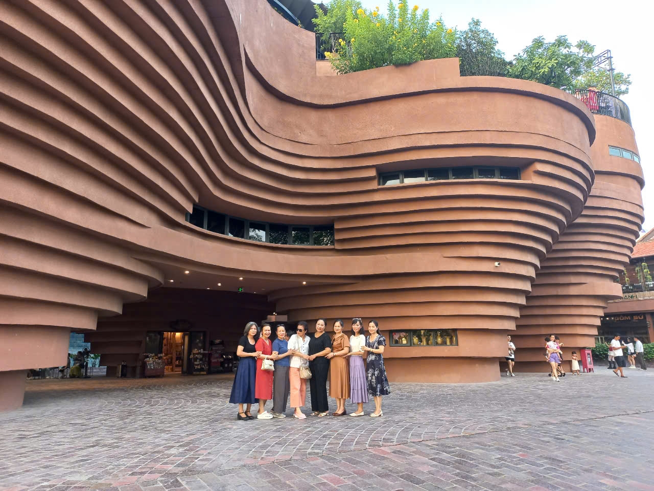 chụp ảnh lưu niệm cùng bảo tàng gốm bát tràng